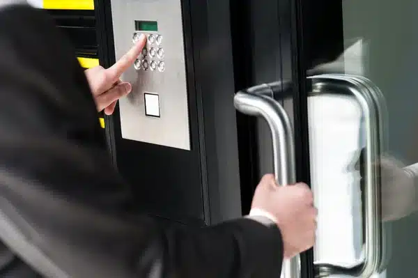Clavier de contrôle d'accès installé pour sécuriser une entrée à Bergerac