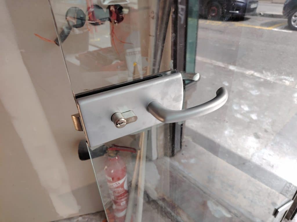 Dépannage serrurerie sur porte vitrée par Home Secure à Libourne