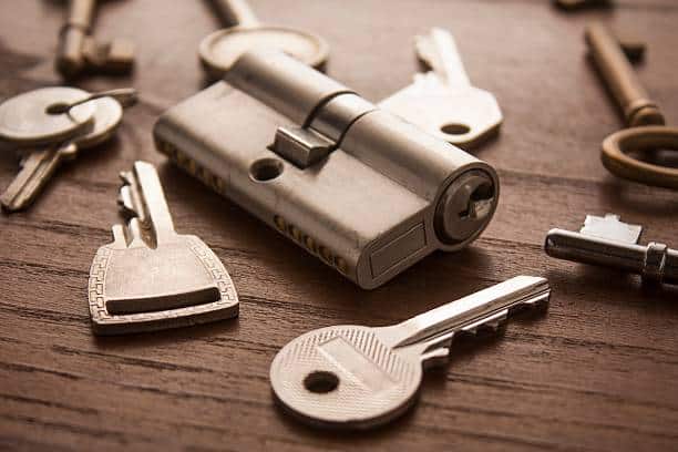 Serrurier Home Secure intervenant sur une serrure de porte
