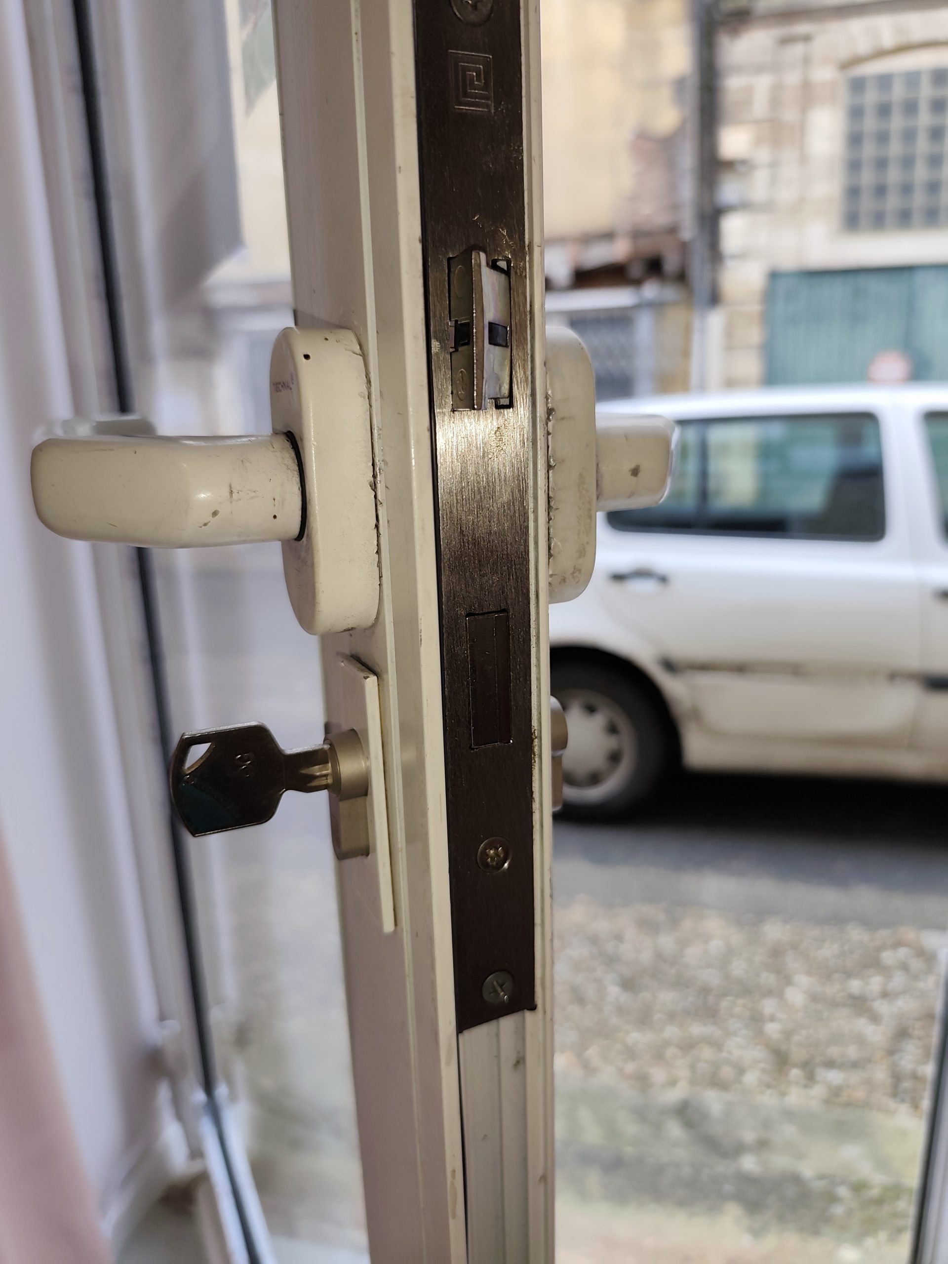 Serrure à larder point menuiserie alu sur porte aluminium vitrée – serrurier Home Secure Saint-Émilion