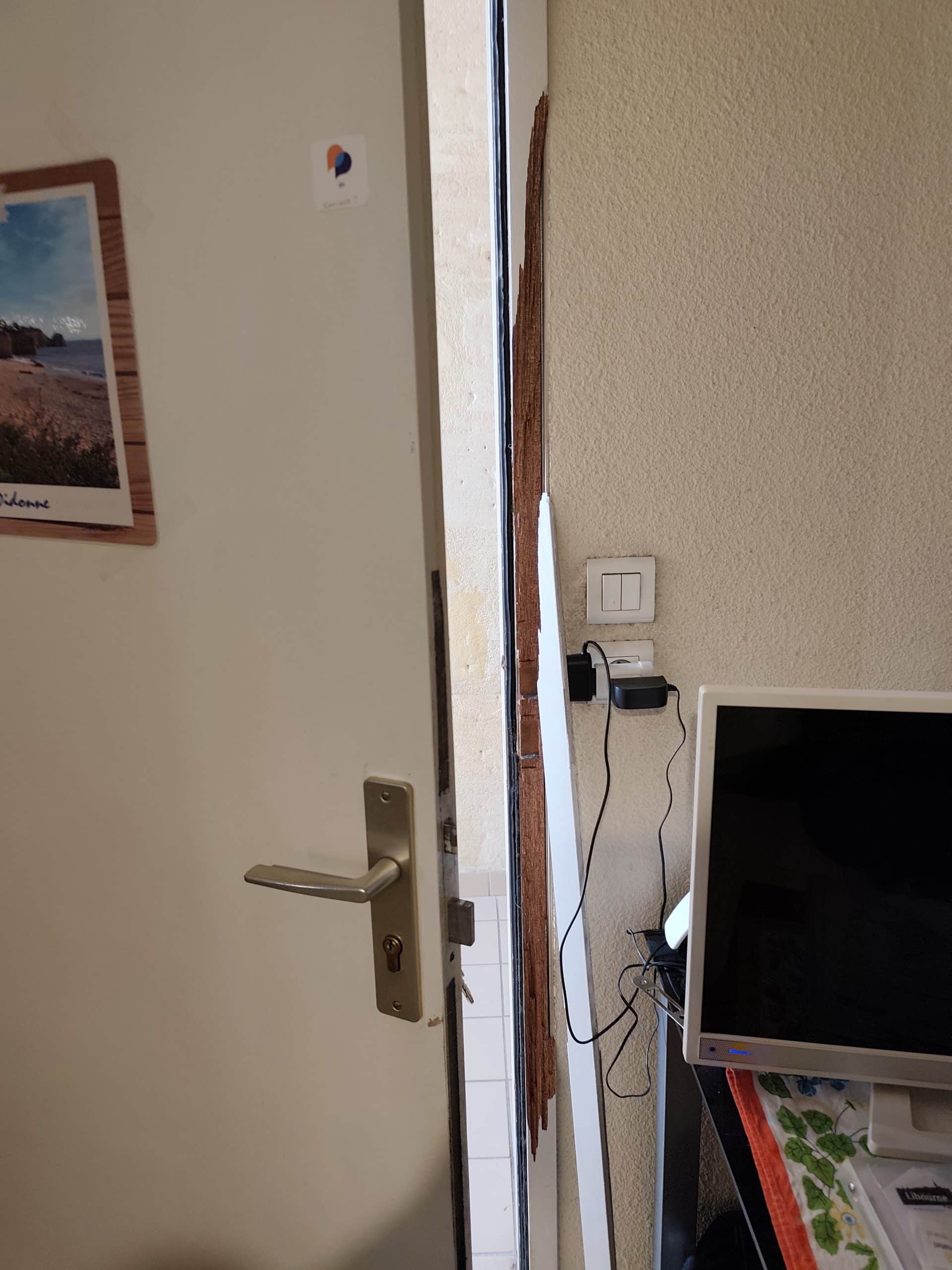 Porte d'appartement forcée avec chambranle endommagé avant sécurisation – serrurier Home Secure Saint-Émilion