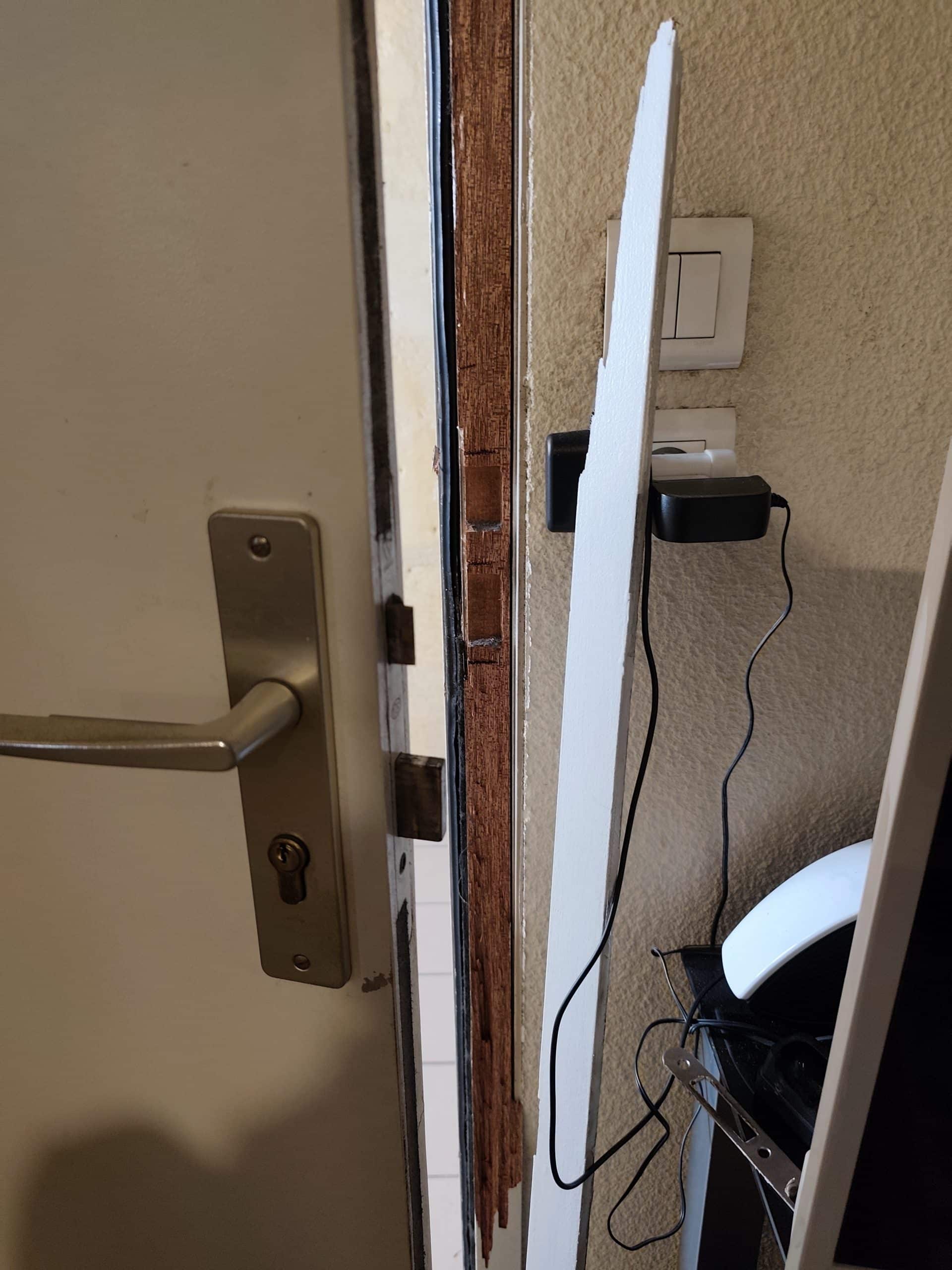 Porte d'appartement forcée avec chambranle arraché – sécurisation urgence serrurier Home Secure