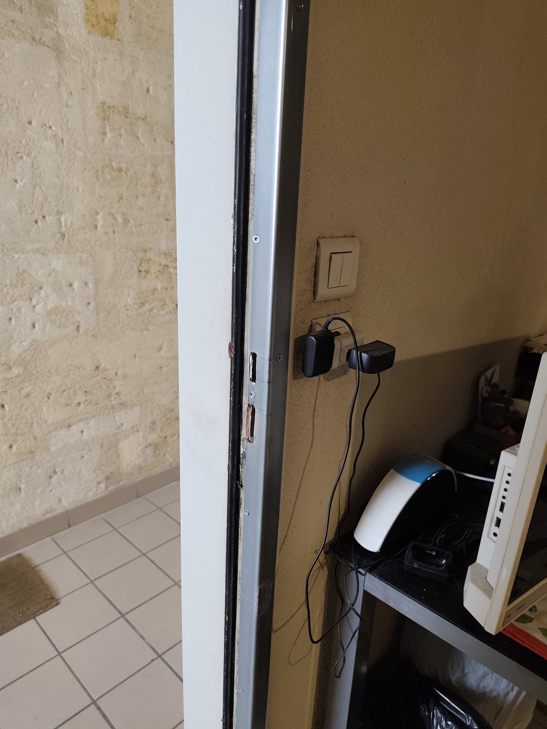 Intervention serrurier sur porte de bâtisse ancienne en pierre calcaire – Home Secure Saint-Émilion